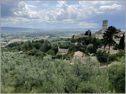 Discover the Trails Passing through the Charming Town of Assisi